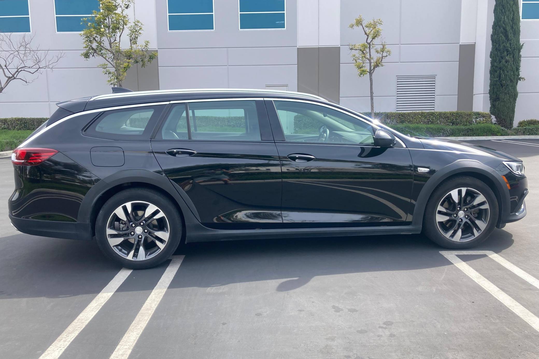 2018 Buick Regal TourX Exterior 3