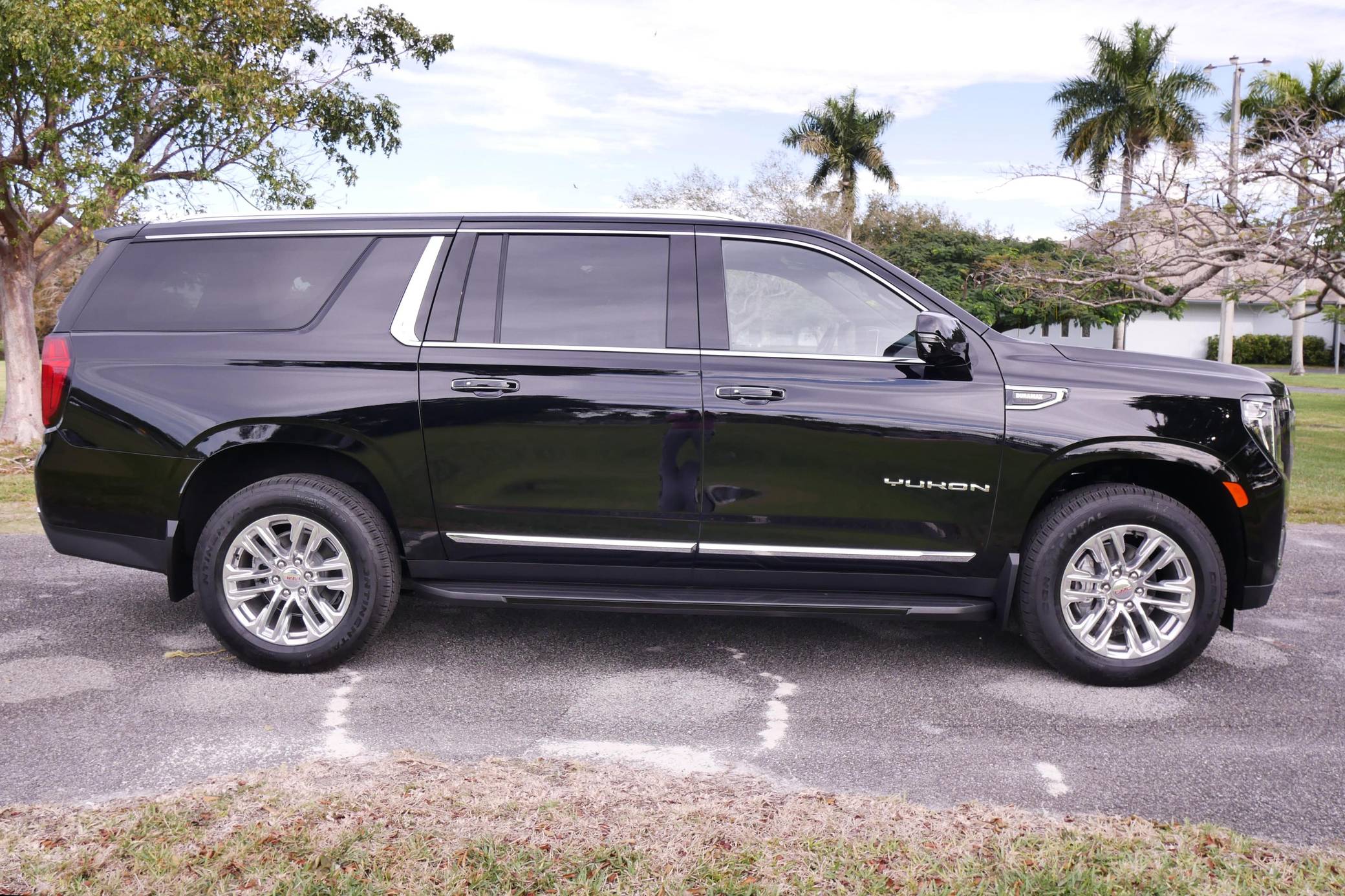 2022 GMC Yukon XL SLT 4x4 Exterior 3