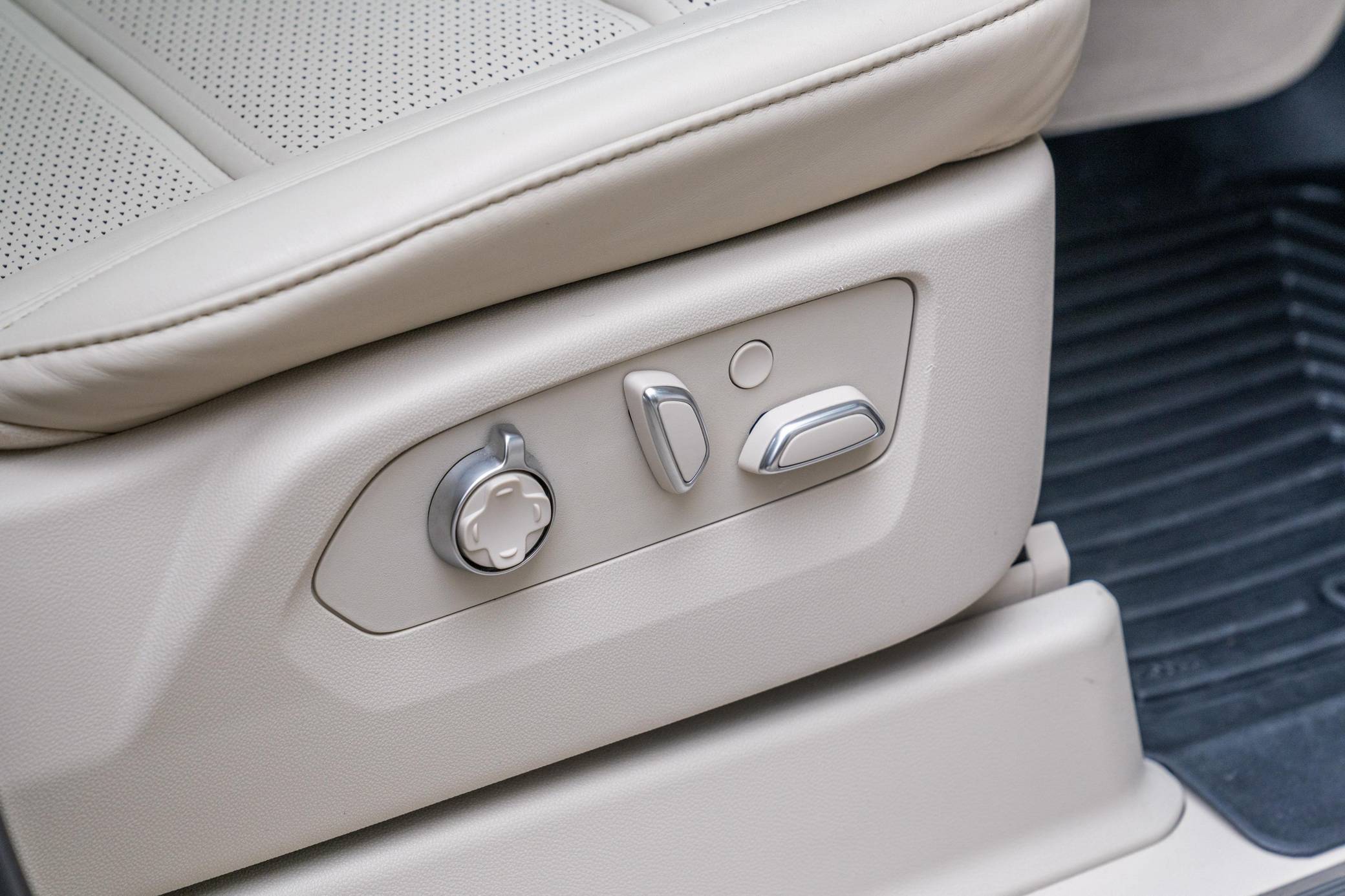 2023 Cadillac Escalade 4WD Sport Platinum Interior 8